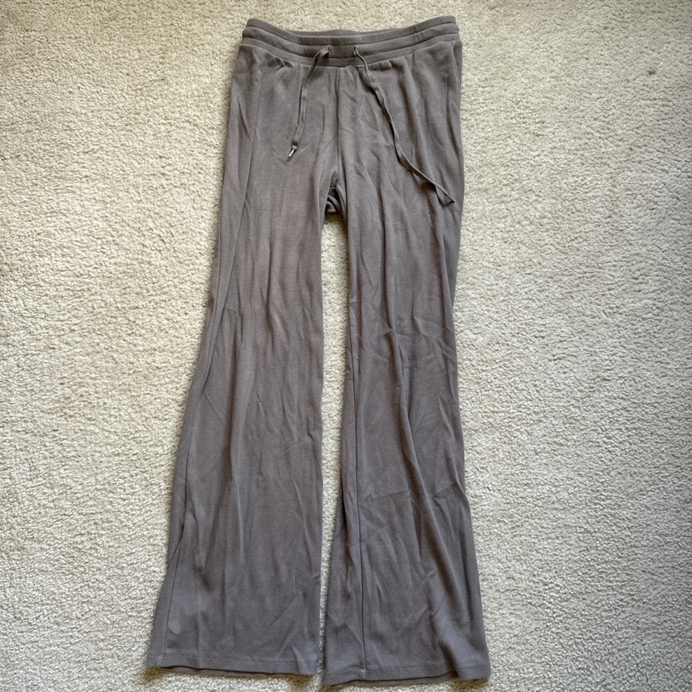 Aritzia homestretch rib pant in
Turner Taupe